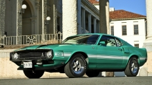 Зеленый Ford Mustang рядом со зданием музея